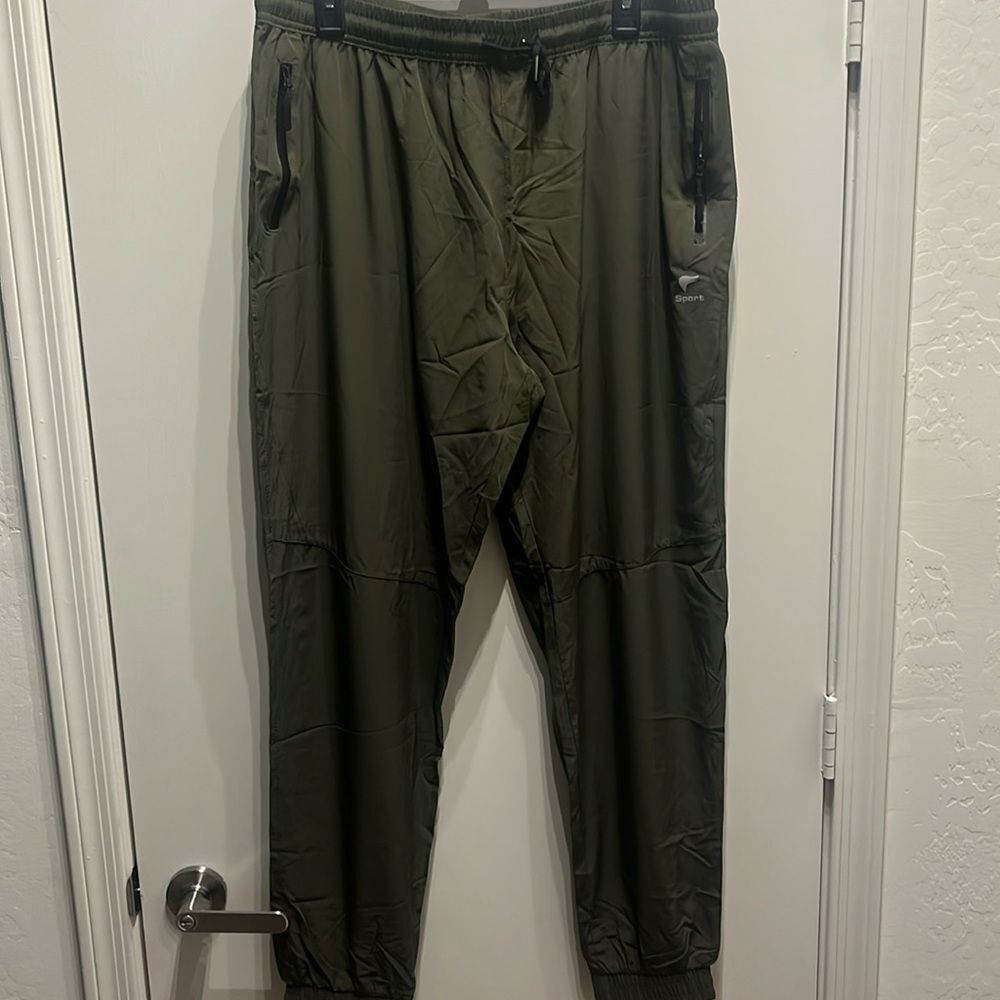 NWT Mens quick drying joggers 2 zipper pockets. XXL